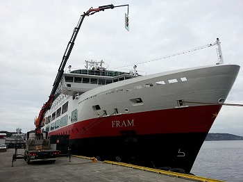 Larsen Glass, hurtigruten, sugeanlegg, heisekran, herdet glass, båt